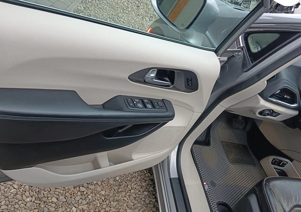Chrysler Pacifica cena 99999 przebieg: 79900, rok produkcji 2017 z Krzeszowice małe 352